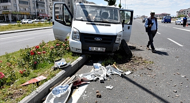 Erzurum'da kamyonetle otomobil çarpıştı, 2 kişi yaralı