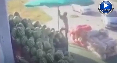 Erzurum'da şemsiye manavı uçurdu!