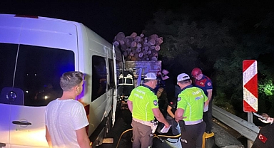 Erzurum’dan İstanbul’a giden minibüs tıra çarptı: 1 ölü, 10’u çocuk 20 yaralı!