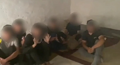 Evin odunluğundaki gizli bölmede yakalandılar