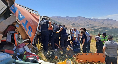 Freni patlayan kamyon şarampole devrildi