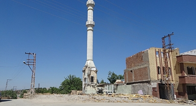 Gece minareye çıkıyor! Mahalle halkını canından bezdirdi!
