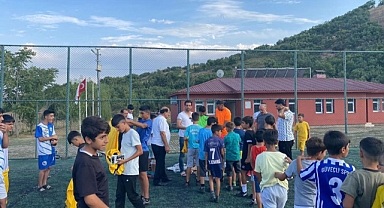 Gençlere futbol malzemesi desteği