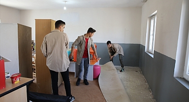 Gönüllü öğretmen ve öğrencilerden takdirlik davranış