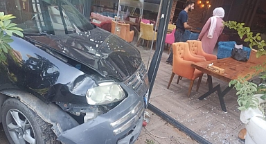 Hafif ticari araç kafeye girdi! Dehşet anları kamerada...