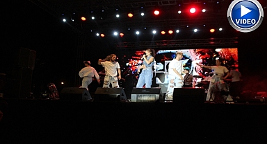 Hande Yener Malazgirt’te konser verdi