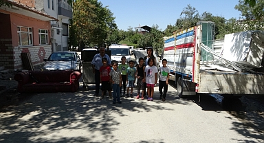 Hasarlı bina yıkılsın diye yolu kapattılar