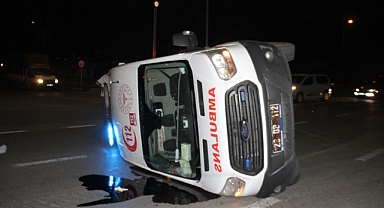Hasta taşıyan ambulans ile pikap çarpıştı