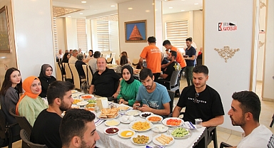 Hayırsever iş insanları öğrencilerle buluştu
