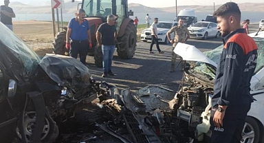 İki araç kafa kafaya çarpıştı:8 yaralı!