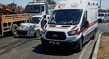 İki araç kavşakta birbirine girdi!