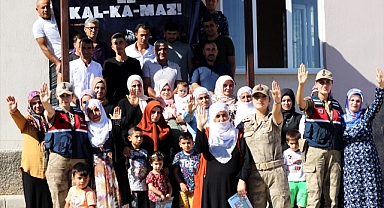 Jandarma personeli KADES uygulamasını tanıtıyor