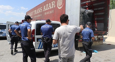 Kaçaklar tırın dorsesinde yakalandı!
