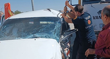 Kamyon ile kamyonet çarpıştı! Sürücü ağır yaralı!