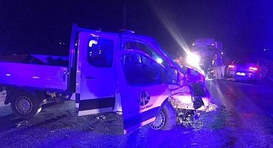 Kamyonet ile otomobil birbirine girdi: 9 yaralı!