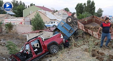 Kamyonet ile traktör birbirine girdi: 6 yaralı!