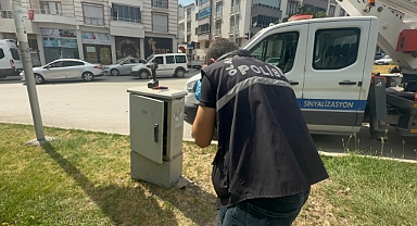 Kavşak kontrol cihazını çaldı
