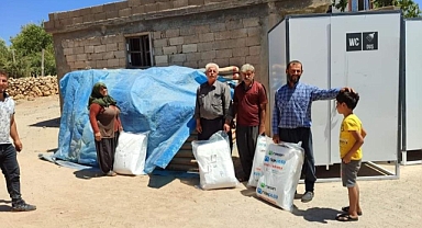 Kaymakamlık çiftçilere branda dağıtıyor