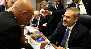 Kitabını Hakan Fidan'a takdim etti