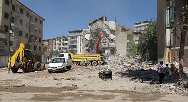Kontrollü yıkımda göçük: 1 yaralı
