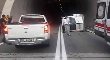 Lastiği patladı, kontrolden çıkarak devrildi!