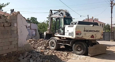 Metruk binalar yıkılmaya başladı