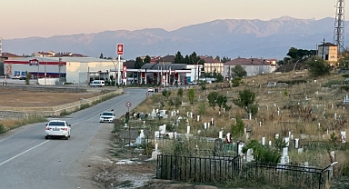Mezarlıkta yer kalmayınca yola taştılar!