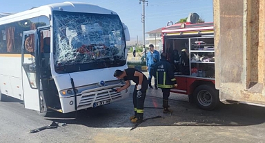 Midibüs ile kamyon çarpıştı: 3 yaralı!