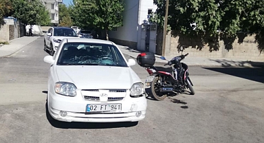 Motosiklet ile otomobil çarpıştı: 2 yaralı