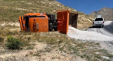 Mucur yüklü kamyon devrildi!