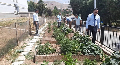 Öğrenciler tarlada
