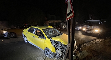 Önce yayaya ardından direğe çarptı