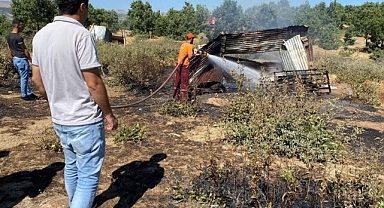 Ormanlık alana sıçramadan söndürüldü