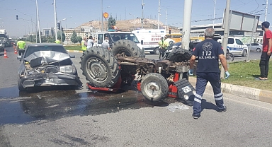 Otomobil ile traktör çarpıştı: 2 yaralı