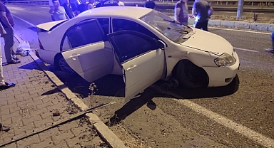 Otomobil kaldırıma çarptı: 3 yaralı