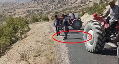 Otomobil şarampole uçtu! Traktör ile çekilerek çıkarıldı