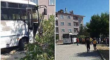 Özel halk otobüsü ile otomobil kavşakta çarpıştı