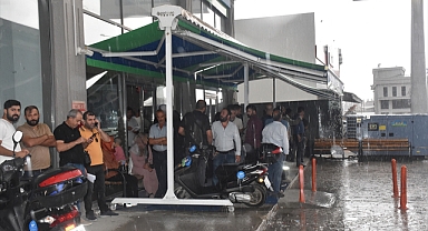 Sağanak yağış ev ve iş yerlerini vurdu