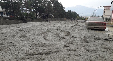 Sağanak yağış sele neden oldu