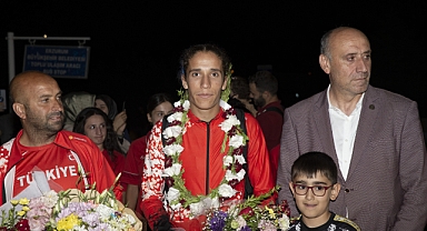 Şampiyon Dilek, Erzurum'da coşkuyla karşılandı