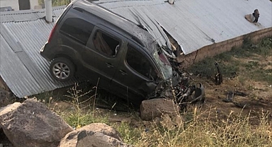 Şarampole yuvarlanan araçta 9 kişi yaralandı