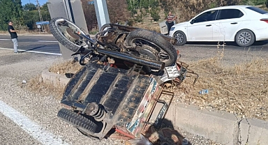 Sepetli motosiklet ile otomobil çarpıştı!