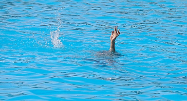 Serinlemek için girdikleri gölet sonları oldu!