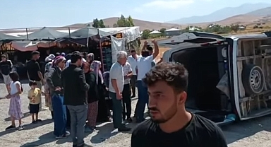 Seyir halinde tekeri patladı! 2'si ağır 14 kişi yaralı
