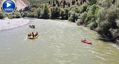 Sıcaktan bunalan rafting yaptı