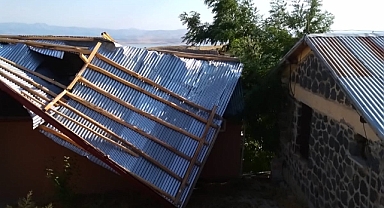 Şiddetli rüzgardan çatı uçtu!