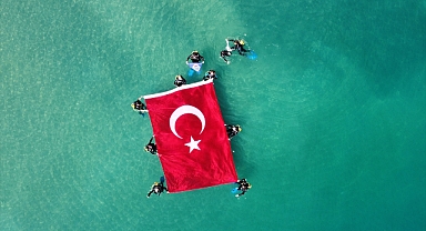 Su altında Zafer Bayramı kutlaması