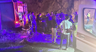 Sürücü araç içerisinde sıkıştı! İspir'de feci kaza!