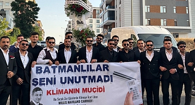 Takım elbise giyip klimanın kaşifini andılar