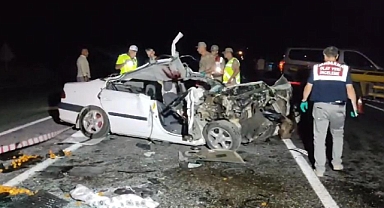 Traktöre çarpan araç kağıt gibi ezildi:1 ölü, 3 yaralı